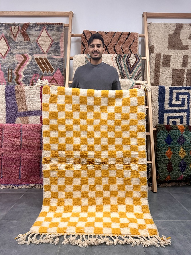 dywan w żółtą kratę